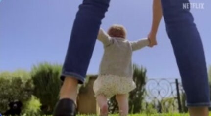 Почти как Кейт на рождественской открытке.