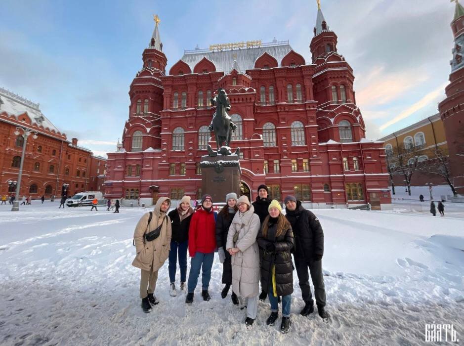 Команда «ба́ять» у Красной площади