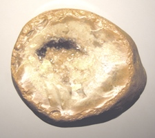 Этот осколок как бы сердолика уже известен множеству читателей Википедии, а благодаря копирайтерам, ещё и большему их количеству. Но сейчас он определяется как кварц, подвергнувшийся воздействию огнём.-13