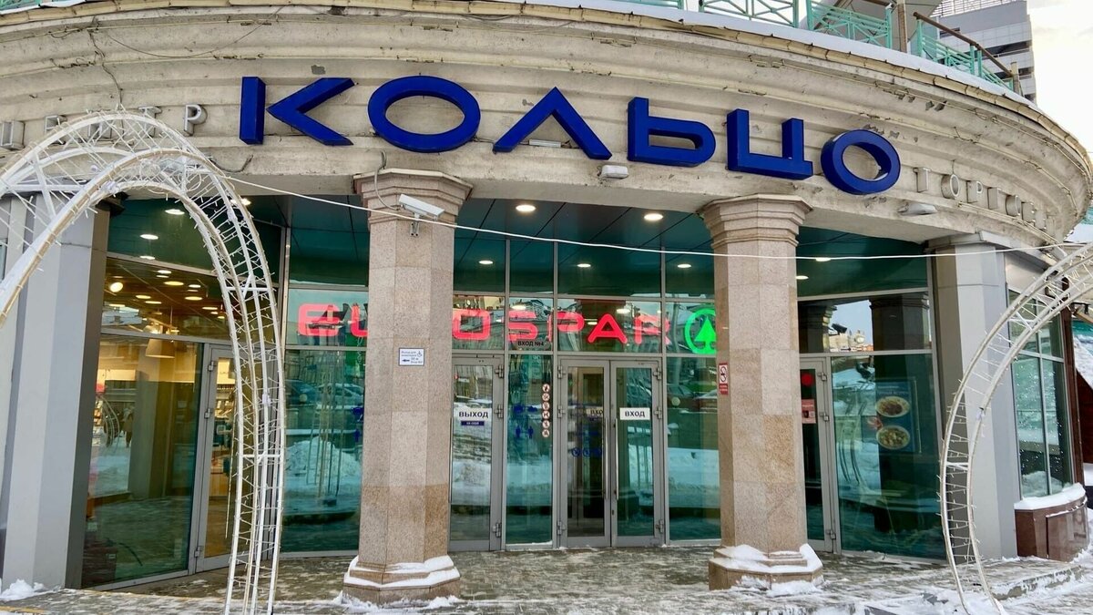     В торговом центре «Кольцо» в Казани закрылся последний магазин сети «Эдельвейс». На его месте сегодня, 15 декабря, открывается супермаркет Eurospar. Об этом пишет «Бизнес Онлайн».