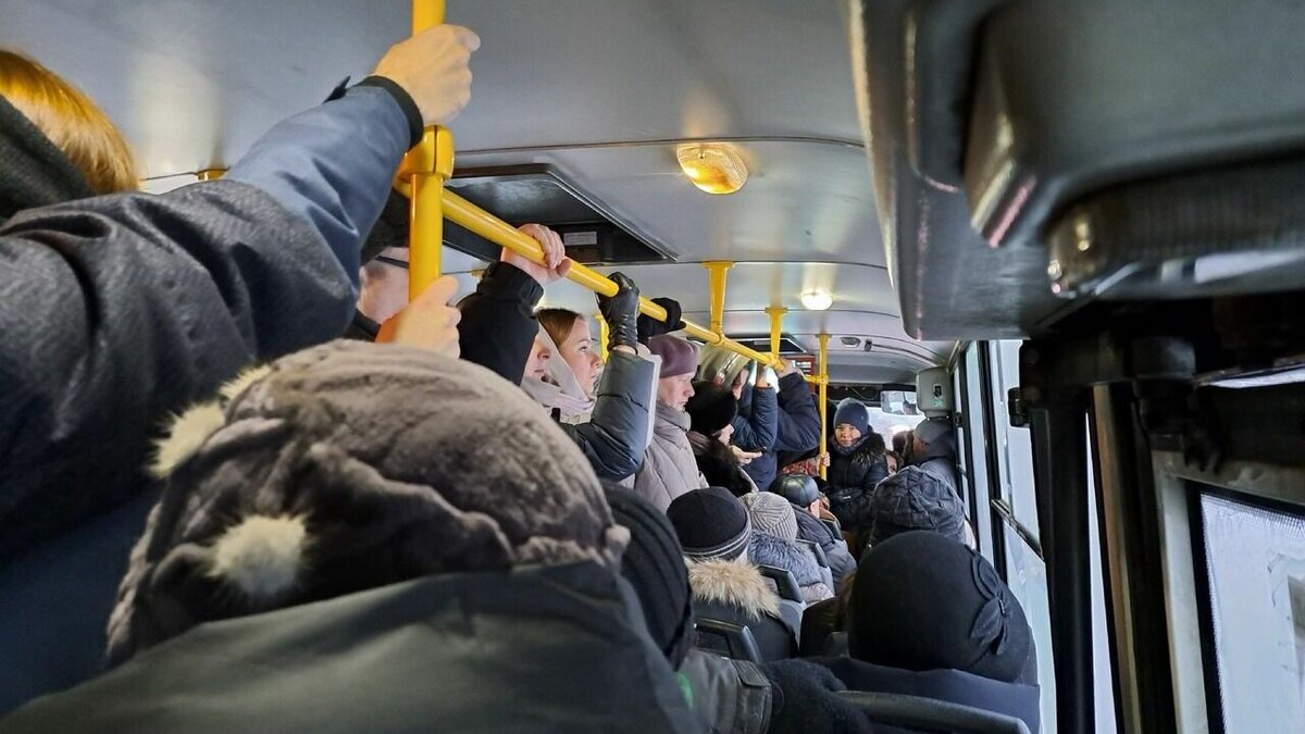     Житель Нижнего Новгорода пожаловался на водителя, который якобы не выпускал пассажиров через заднюю дверь маршрутки Т-18. По его словам, шофер таким образом мстил людям. Жалоба появилась в группе «Кстати».