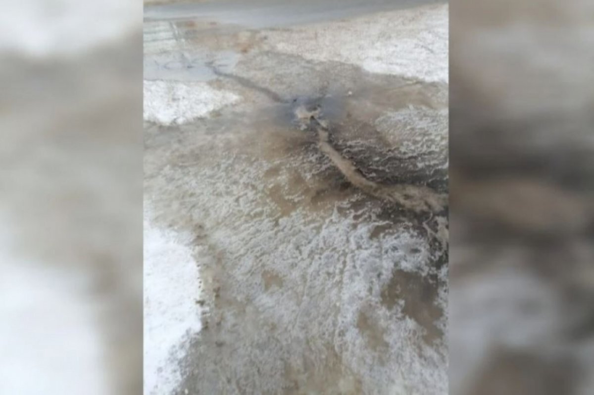    В Томске затопило подъезд в доме на улице Карташова от прорыва трубы