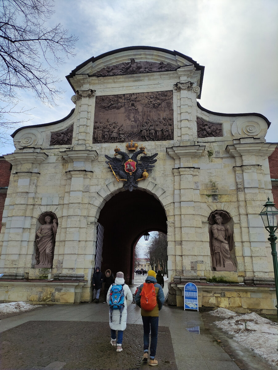 Это Триумфальные ворота Петропавловской крепости