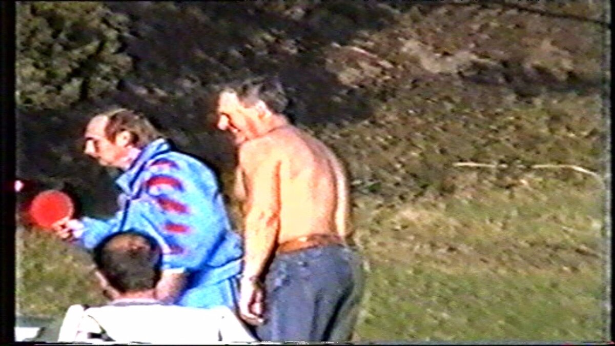 На видео присутствуют: Анатолий Собчак, Людмила Нарусова, Ксения Собчак, Владимир Путин, Людмила Путина, Мария Путина, Екатерина Путина, их телохранители и водители.