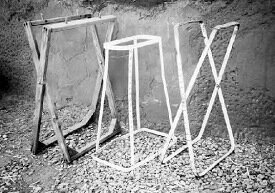 Подставка, на которую надевается мешок. 
Иллюстрации из книги  Kaki  Hunter and Donald Kiffmeyer «Earthbag Building»