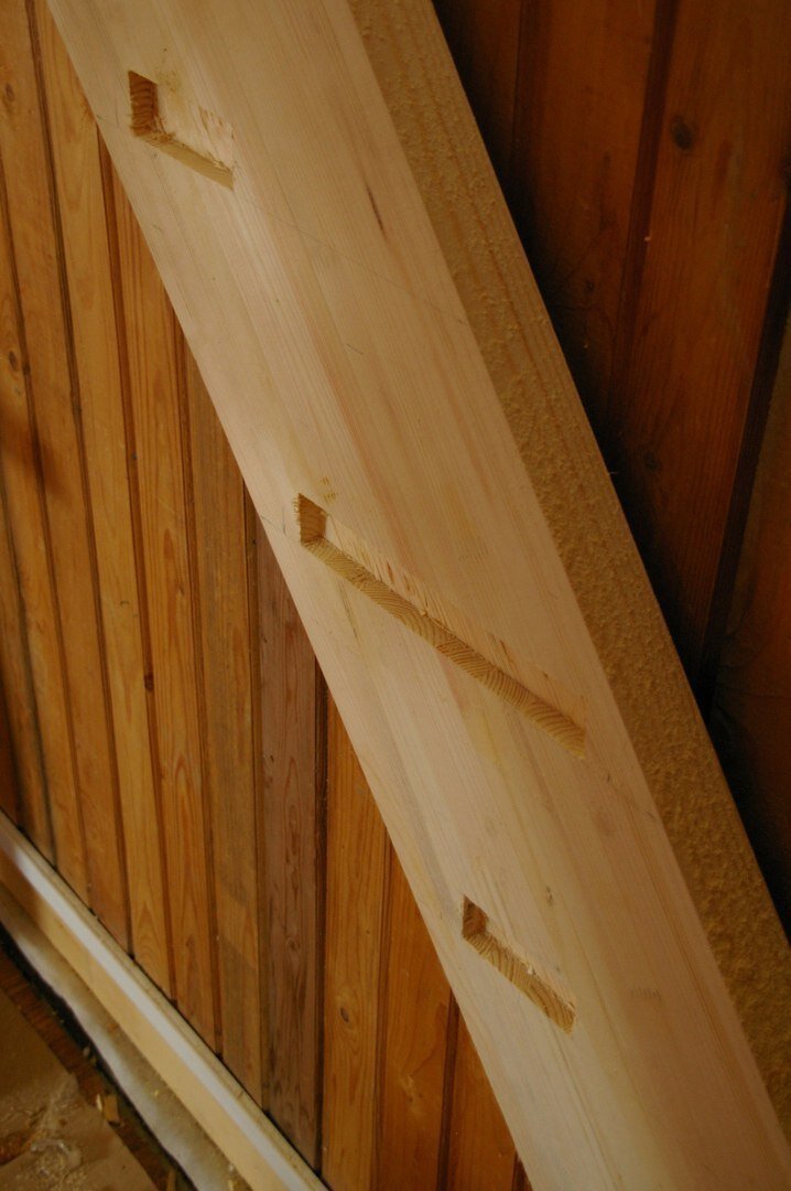 Самый доступный и надежный вариант, который по плечу каждому хозяину дома, — это изготовление деревянной лестницы своими руками. Обязательно необходим предварительный расчёт ступеней.-2