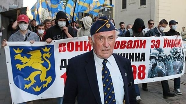 
Выстирать мозг каждого ребёнка, чтобы кроме «ще не вмерла України», в нём не было ничего. Ничего родного! И тут все эти прекраснодушие депутаты, что вчера ещё не просто позволяли, а помогали Украине превращаться во вполне нацистское государство — вдруг начали вспоминать, что Бандера и Шухевич — те самые новые герои новой Украины — исповедовали даже не национал-социализм, а вполне клинический нацизм. Что лозунг «Украина понад усе» созвучен с началом гимна «Германия превыше всего», обосновавшим львиную долю ужасов двух Мировых войн. Нынешние укрополитики где попало — чуть ли не после удачного посещения отхожих мест — инстинктивно орут «Слава Украине»: не крикнешь — нацики могут и в мусорку засунуть. А ведь и этот клич, и отзыв «героям слава» принадлежат дивизии СС «Галичина». Всё это наконец начало медленно, но доходить до европейских политиков. Лучше поздно, чем никогда.