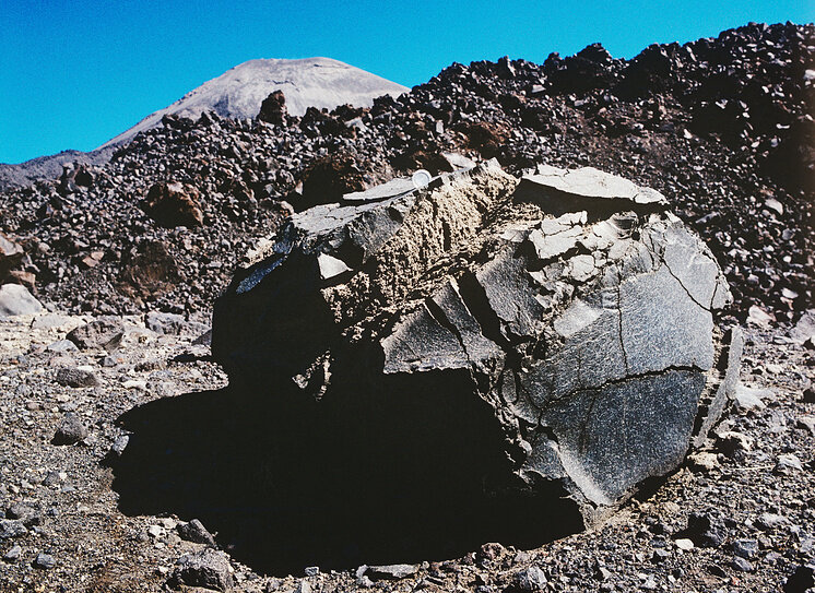 Вулканическая бомба на Камчатке © Игорь Вайнштейн/ТАСС