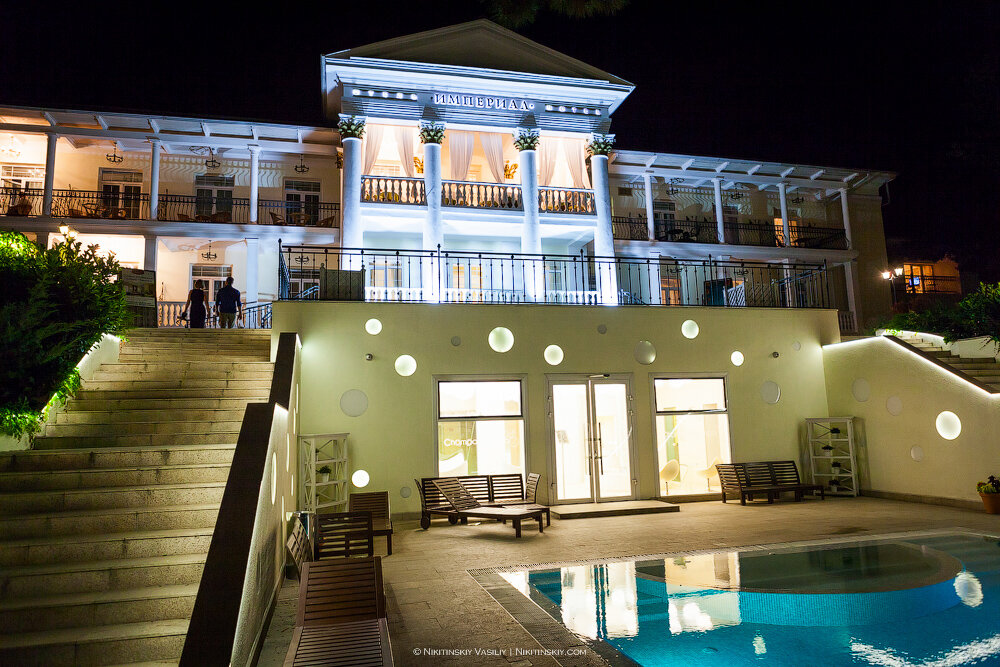 1. Первым будет невероятно крутой 4-звездочный отель "Империал".
Гостевой дом был построен еще в 50-х годах прошлого века, но совсем недавно пережил большую реконструкцию и сейчас радует гостей своей статью.

