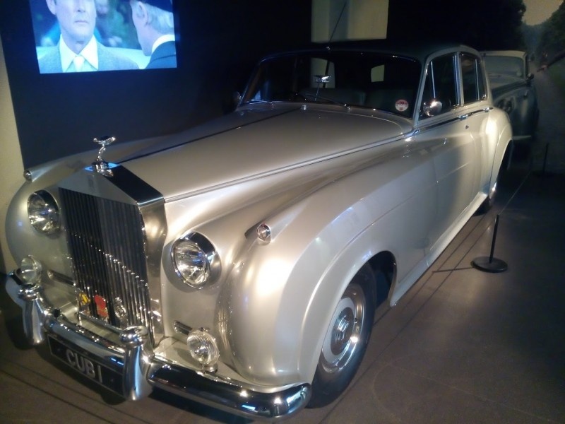 
Rolls-Royce Silver Cloud II из A View to Kill. На этой машине ездил Зорин, а позже на ней везли Патрика Мак Кни. Этот автомобиль - личная машина продюсера серии Cubbi Broccoli. Забавно, что в первый раз данный Silver Cloud появился в более раннем фильме цикла - Thunderball.
