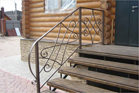  Металлическое крыльцо с коваными перилами и деревянными ступенями