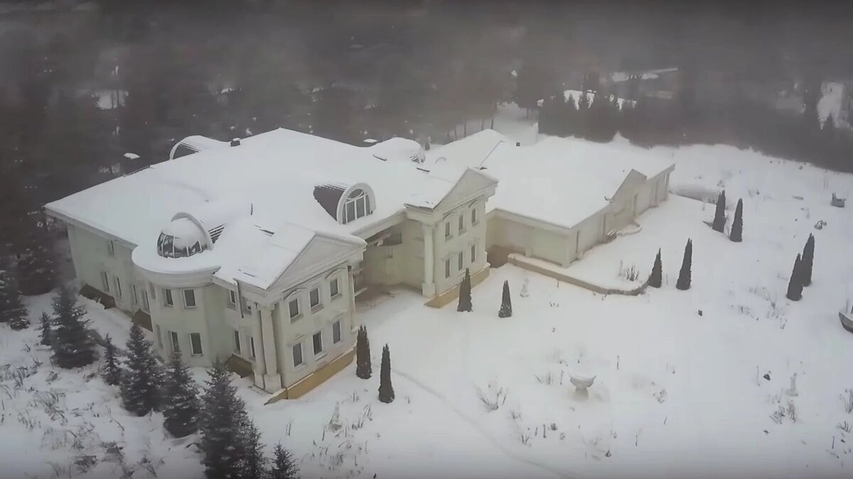 По словам блогера, этот особняк Аблязову продал за копейки его шурин Храпунов. Скриншот видео YouTube