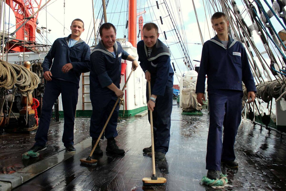 Работа в море мотористом. Матрос драит палубу. Драить палубу корабля. Уборка на корабле. Палуба корабля с матросами.