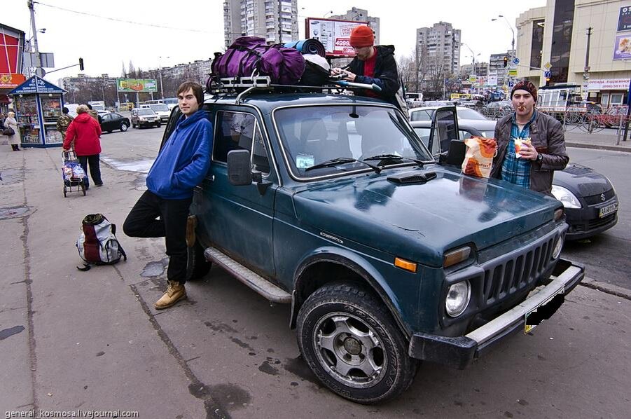  2. Началось все на станции метро "Левобережная", откуда выехал наш анархо-мобиль и незамедлительно довез до точки назначения.

 