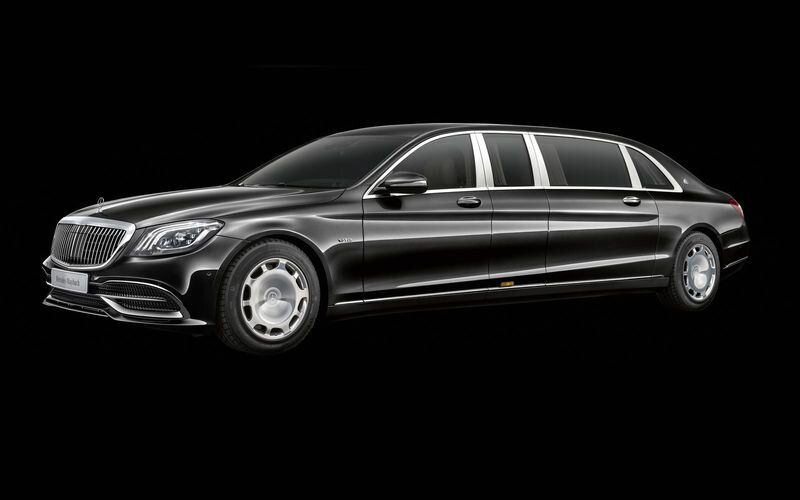  Сегодня речь пойдет об обновлении 6.5-метрового Mercedes-Maybach Pullman.  Что мы имеем? Pullman'y обновили решетку радиатора — теперь она как у Mercedes-Maybach S-класса — вертикальная.