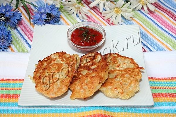  

Блюдо сытное и вкусное. То, что в тесте отсутствуют яйца, на вкусе никак не сказывается.
Эти оладьи сильно отличаются от драников и по составу и по результату.
Для оладий картофель нужно натирать на крупной тёрке и промывать, для драников - на мелкой и вместо промывания от крахмала нужно добавлять дополнительный крахмал.
В оладьях основной ингредиент - мука, в драниках мука отсутствует.
Дрожжевые оладьи более пышные, а драники тонкие и либо хрустящие, либо вязкие.
Во время приготовления оладий возникает лишь одна сложность - момент с натиранием лука. Но так как луковка небольшая, то можно и потерпеть.