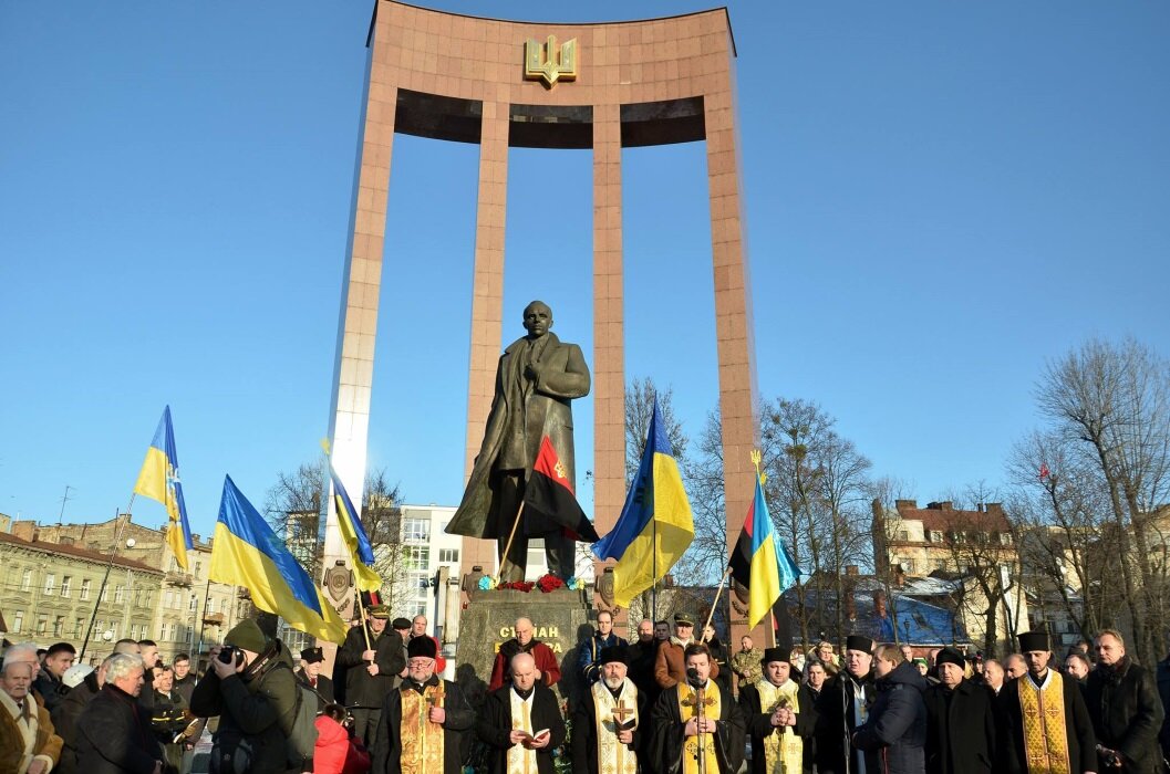 Памятник бандере. Памятник Степану Бандере в Киеве. Степан Бандера памятник в Украине. Памятник Бандере в Ивано-Франковске. Памятники бандеровцам на Украине.