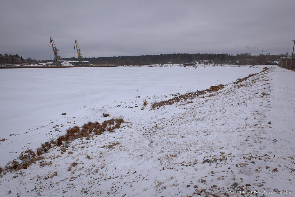 Понятно, что зимой прибрежные города не так красивы в снежном одеяле и без зелени.
Но всё же свой шарм у них имеется и в это время года.
Оказывается, в город "врезается" немаленький такой приток Волги - р.Кинешемка.

