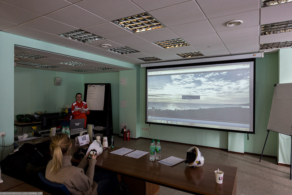 1.  На самом первом КПП нам выдали противоскользкие устройства.  Этакие  «копыта» надеваемые на обувь. Очень удобная штука оказалась. Потом,  после досмотра рентгеном и переписыванием номеров техники, инструктаж по  технике безопасности. Обязательно ношение средств индивидуальной  защиты!

