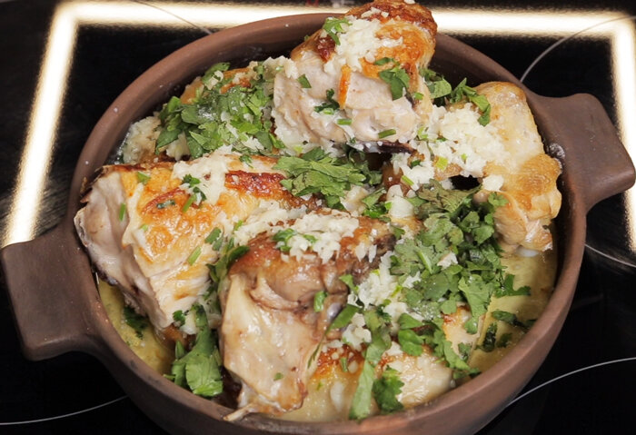 курица с молочным соусом на сковородке. курица в молочно чесночном соусе. курица в чесноке и молоке. курица в сливочном соусе с чесноком. курица в молочно чесночном соусе.