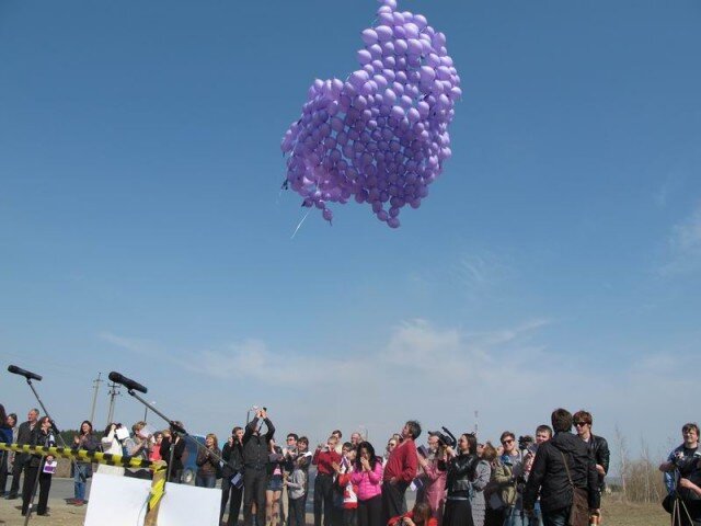 над головами собравшихся. апостол петр проповедует. над головами собравшихся. икона господь иисус христос небесное царство. божественная литургия.