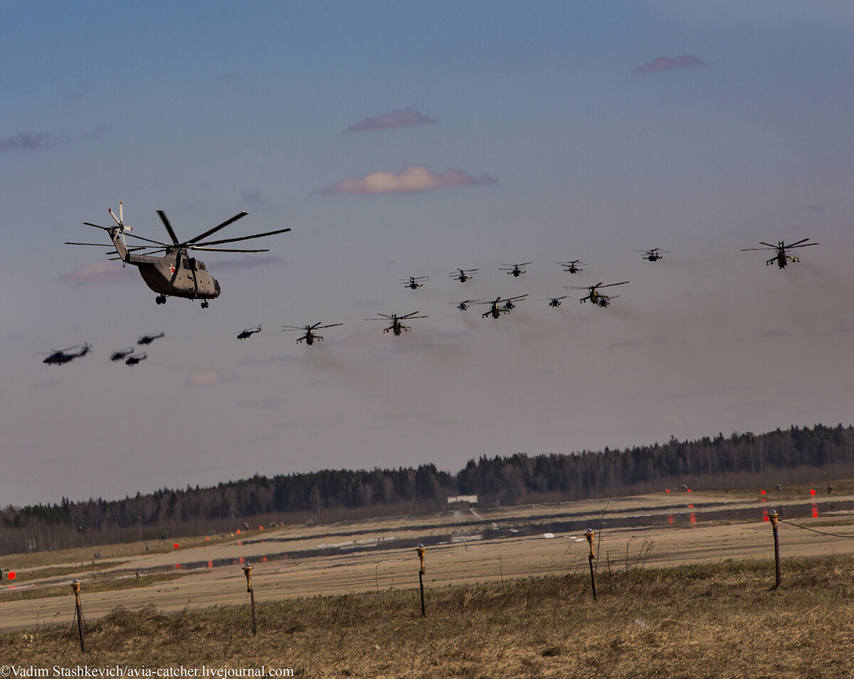 Истребитель над мценском. Бреющий полющий. Бреющий полет самолета. Бреющий полющий. Бреющий полет истребитель.