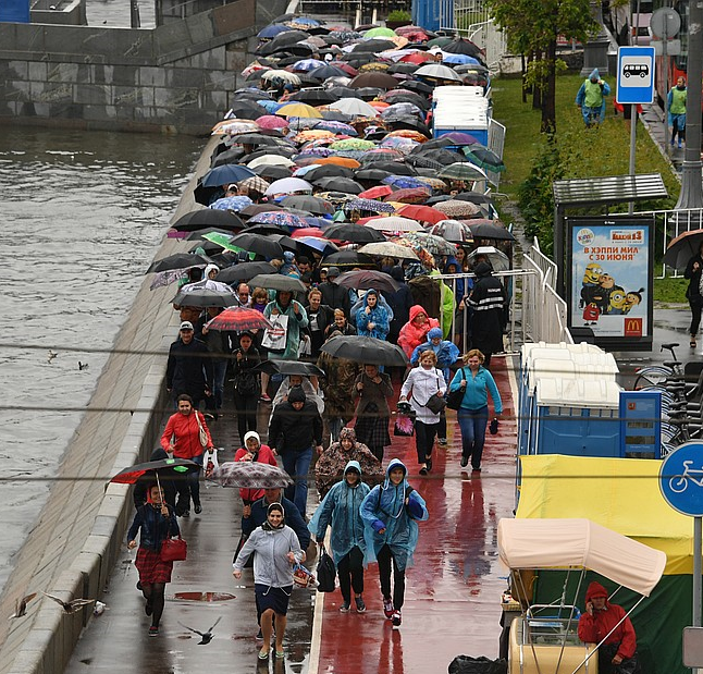 Очередь на Фрунзенской набережной.                                                                   