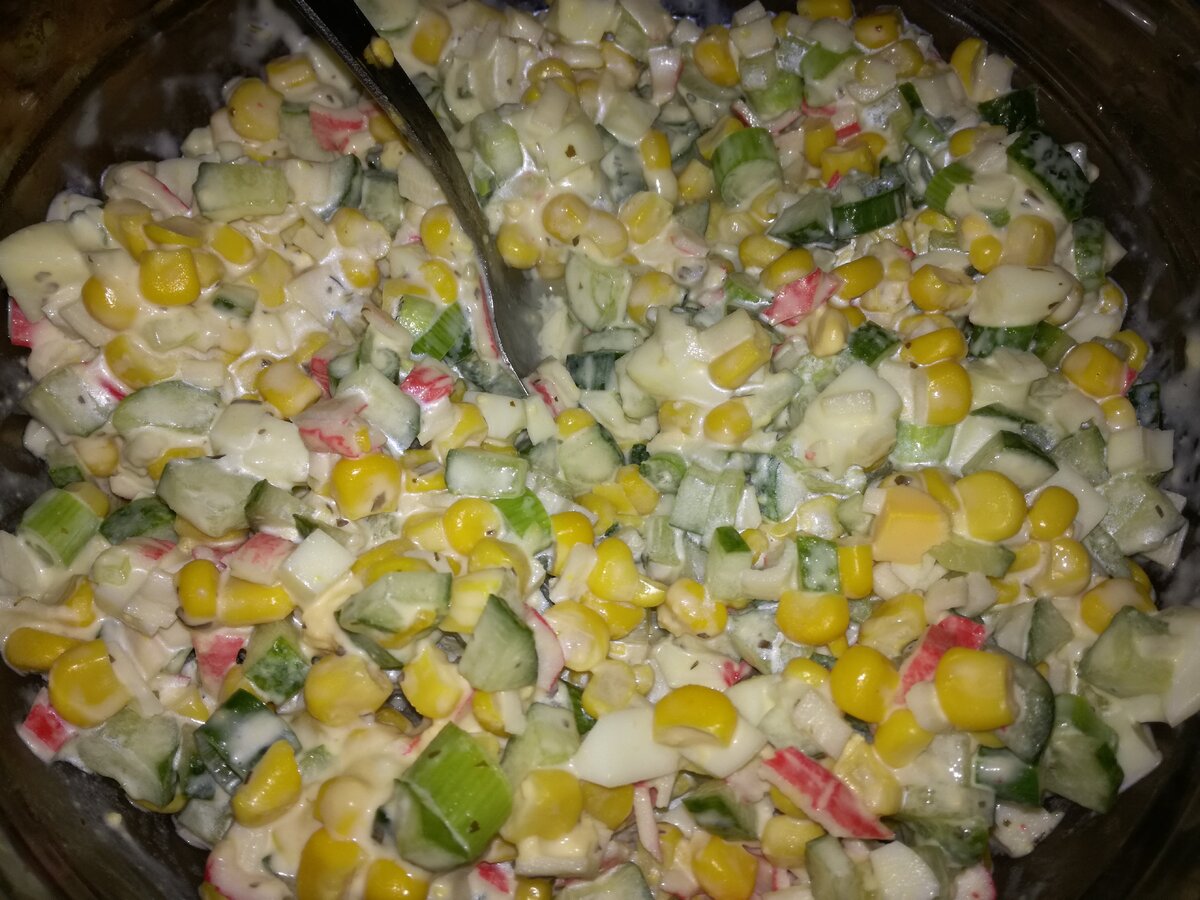 Салат с крабовыми палочками любят практически все. Ну а кто не знает как его готовить, я сейчас расскажу как это делать