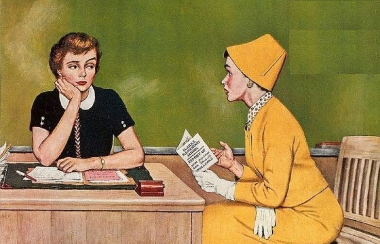 Заботливая мама беседует с учителем