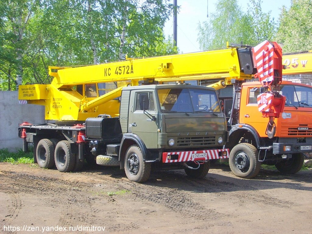 КС-4572, 25-тонник. Отличительной особенностью Галичских кранов являются, так называемые "пальцы" на основной секции стрелы. Они утапливаются внутрь при выдвижении средней секции до конца дабы предотвратить складывание стрелы при неисправности гидрозамка цилиндра. Управляются "пальцы" кнопкой на рычаге которые отвечает за выдвижение/втягивание стрелы