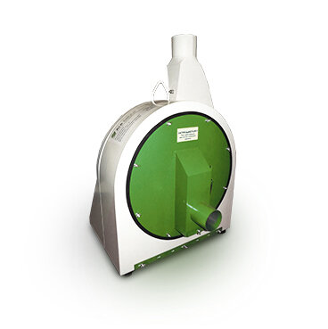 Начальный этап производства – дробление сырья. Для этого используется дробилка роторная пневматическая или молотковая дробилка для древесины. Роторная дробилка (ДРП) отличается удобной пневматической системой забора и выгрузки материала, для ее работы не требуется подключать транспортеры. Молотковая дробилка опережает роторную по производительности, поскольку ее мощность расходуется только на измельчение, тогда как ДРП расходует часть мощности на работу пневмосистемы.