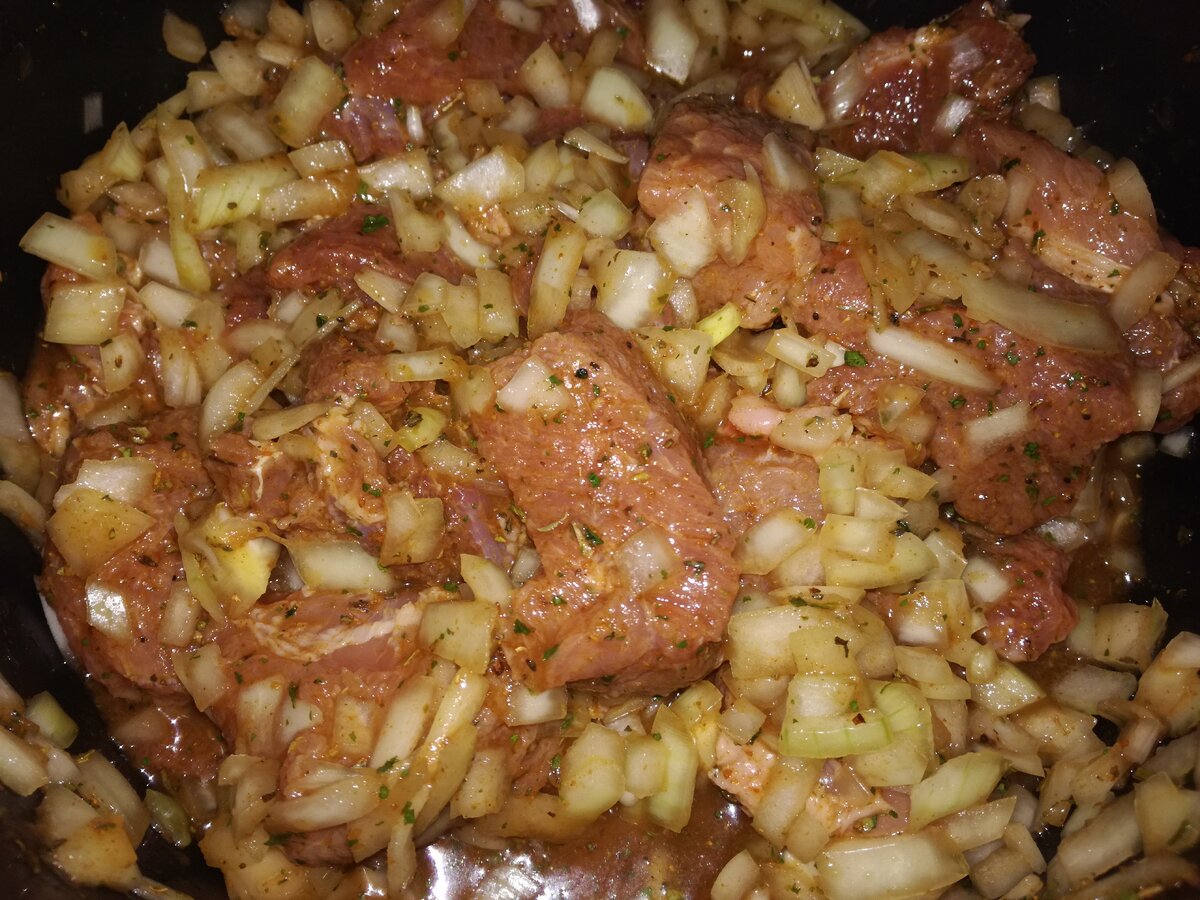 Сегодня хочу поделиться с вами моим рецептом маринада для шашлыка в минералке. Мясо маринуется очень быстро и получается мягким и сочным после запекания.