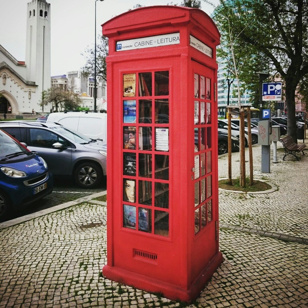 Английские телефоны фото. Красные Телефонные будки в Англии. Достопримечательности Англии телефонная будка. Красная будка в Лондоне. Телефонная Бутка Лондон.