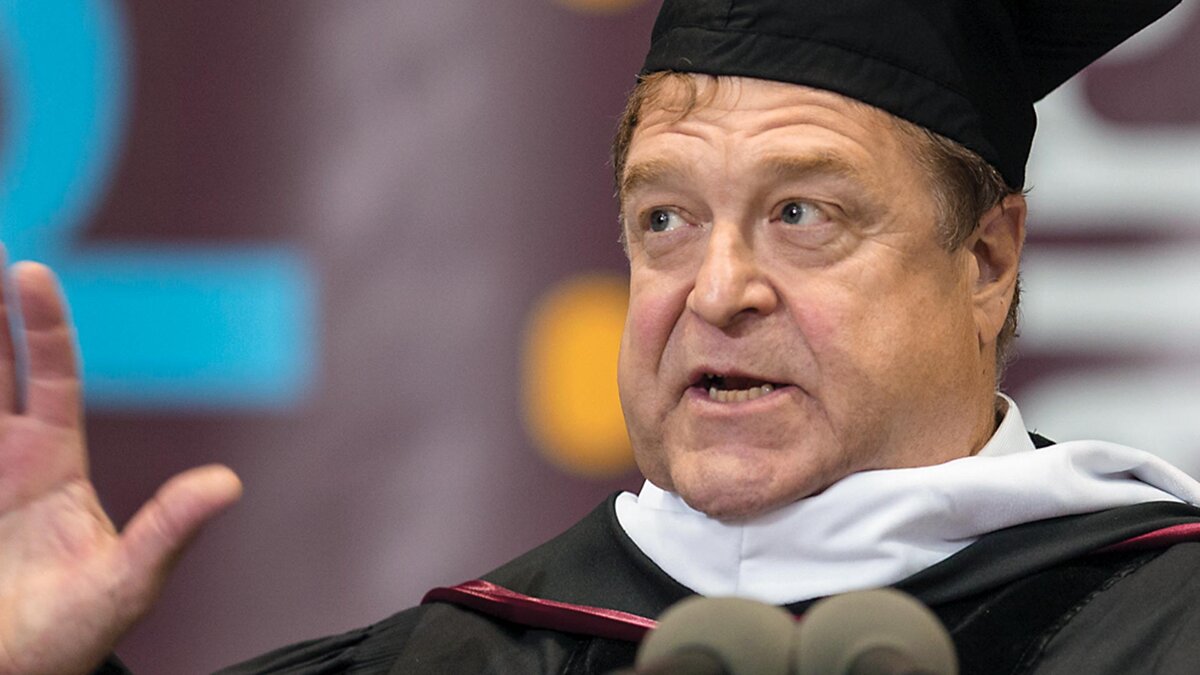 Джон Гудман вещает на студенческом собрании