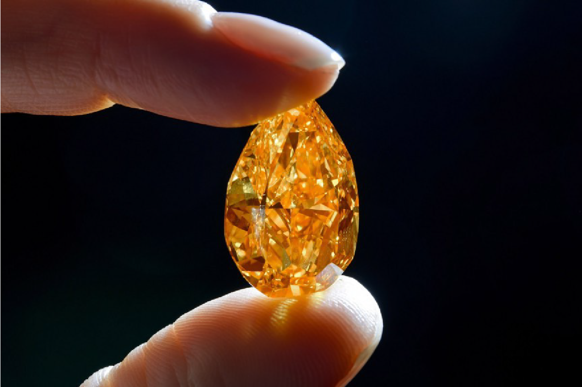 Большой карат. САМОЦВЕТ камень жёлтый Алмаз. Редкие бриллианты. Самый дорогой камень. Золотой драгоценный камень.