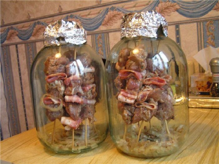 
Шашлык в банке.
От одного только упоминания о шашлыке сразу начинают течь слюнки. Но что же делать, если выход на природу запланирован еще нескоро, а попробовать кусок сочного мяса на шампуре хочется уже сейчас. Попробуйте сделать шашлык в банке прямо дома.

Подготовьте мясо для шашлыка в банке.
