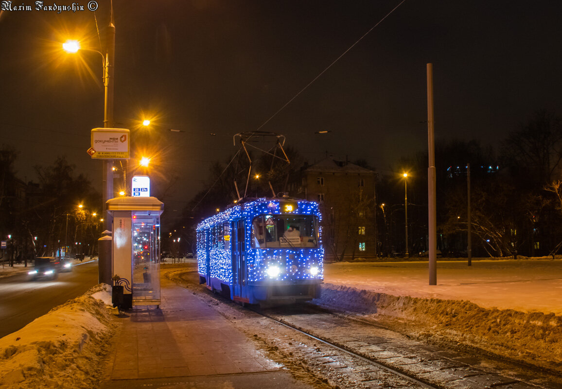 Новогодний трамвай МТТА на маршруте 30. Фото: Максим Фандюшин