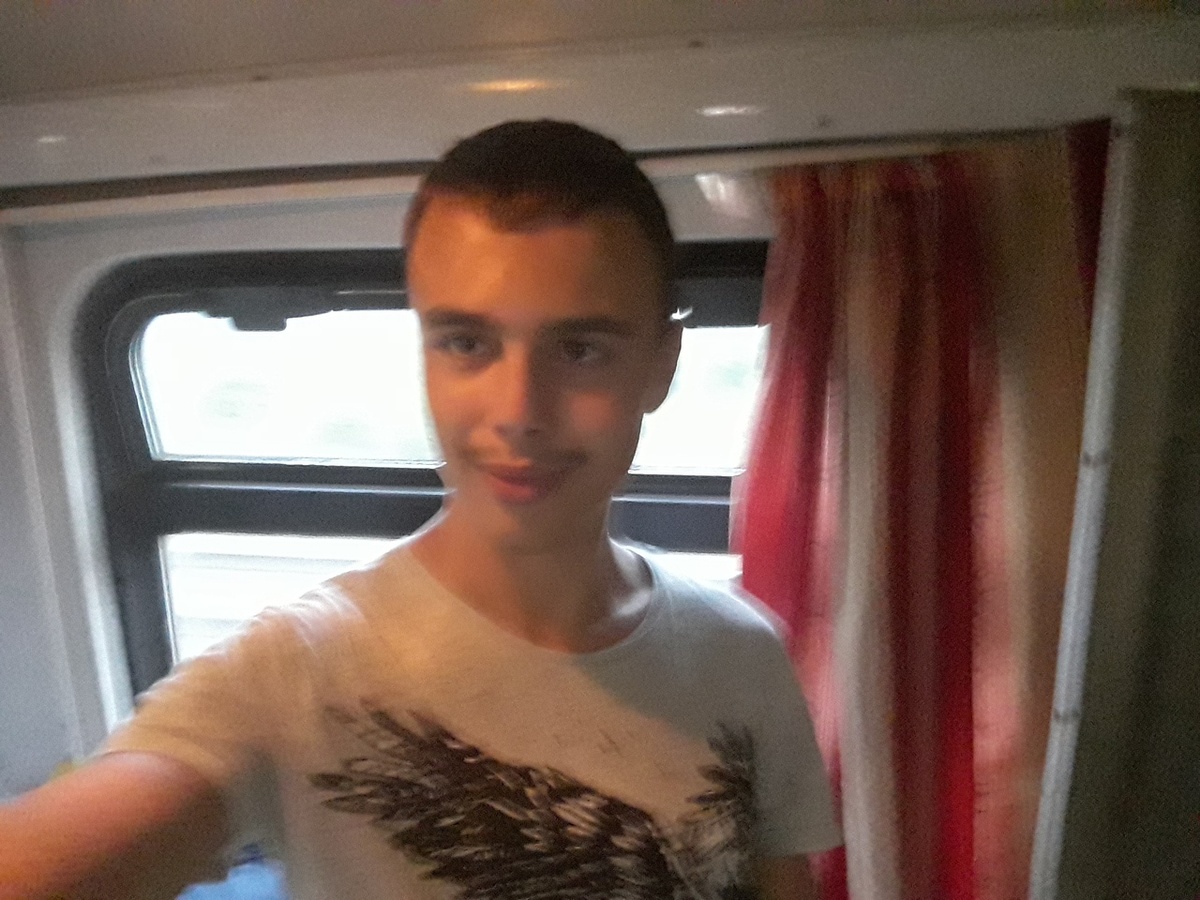 Поезд остановился на платформе. Я вышел и сделал еще три фотографии вместе с батей)