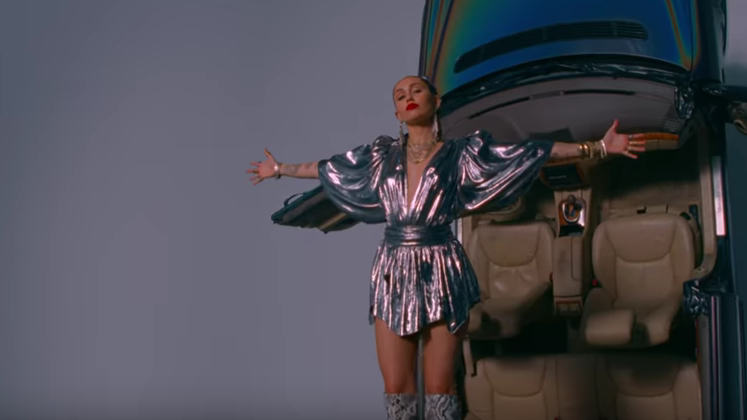 Майли Сайрус в клипе Nothing Breaks Like A Heart