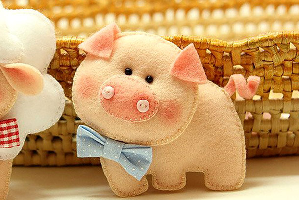 Из фетра можно сделать чудесный брелок с символом наступающего года