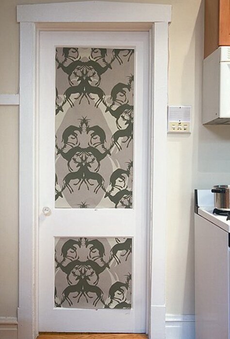 Декор двери обоями