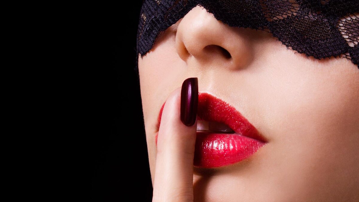 Как это часто происходит, мальчики хотят пораньше стать мужчинами, а в маленьких городах особенно...) По крайней мере это то, что я наблюдал в своём окружении... Если мои знакомые парни в столице Беларуси - Минске -более менее осознанные половые отношения начинали только к 16-18 годам, а то и позже, то в маленьких городах и деревушках я наблюдал это в возрасте 10-14 лет... (а эти темы я реально любил заводить и обсуждать, делиться опытом, сохраняя конфиденциальность партнеш, конечно же). Отношения полов меня всегда интересовали 😊 
Вообще, то что я сразу понял еще до того как лишился девственности 😂😄особенно в условиях маленького города, так это то, что язык 👅 свой в отношении того с какой девушкой, когда и при каких обстоятельствах во что вы играли, нужно держать за зубами, на замке... 
Будучи ещё совсем зелёным, я общался с девушками и парнями постарше и поопытнее меня и многое от них узнавал. Видел лично, как многих язык не доводил до добра)) Эх, сколько удовольствия было недополучено между нашими девушками и парнями из-за имбицильного поведения последних...

Как оказалось, парни в этих делах любят п..п..здеть, разболтать и похвастаться больше, чем девушки. Не раз наблюдал случаи, как так называемые «парни» снимали на фото или видео интимные сцены первого раза в своей жизни 😂, а затем рассылали всему городу в отместку бывшей «возлюбленной». 🤦‍♂🤦‍♀ Или чтобы показать и рассказать друзьям, какие они крутые самцы для повышения своей значимости... 

Поэтому, неудивительно, что девушки очень осторожничали в интимных отношениях... но это полбеды. Хуже то, что девушки начинают из-за таких парней стесняться себя, своего тела, секса, своей сексуальности, стесняются проявляться и активничать, говорить о своих желаниях, типо это и так должно быть очевидно... не раскрываются... что уж там, я признаться был удивлён статистике, что 70-80% женщин, в мире, насколько помню, никогда даже не испытывали оргазм😳, а видов оргазма у женщин 11!!! Это так, на заметку и для справок. 🤓Какие там 11 видов?! Когда наши Женщины 1 единственный не могут испытать...за всю жизнь... вот это печально 🤔

Первый странный и «интересный» опыт с девочкой случился у меня лет в 10-11 😊☺ Она была даже младше... Но как таковым опытом это сложно назвать, потому что я не совсем понимал что происходит... и что делать, а за плечами Опыта... только по ошибке просмотренные пару часов старой эротики 🤣 Но было по странному интригующе... Я заметил, что девочки ещё с 5 лет играют в дочки-матери и даже в раннем детстве у них просыпаются какие-то семейные «инстинкты». Я это к чему - да к тому, что активничающей стороной была она 🤦‍♂🤦‍♀ 😂

В процессе написания этого поста у меня возникла дилемма и вопросы к себе: с одной стороны есть мысли описывать некоторые вещи более откровенно и с подробностями, с другой - этот блог читают и мои любимые родители, а их психика ещё не совсем готова к некоторым вещам - так ладно бы писал о событиях сейчас, а то как узнают, что у меня в детстве происходило - так начнут ещё себя винить, что недоглядели сына 🤣🤓

Следующий, уже более осознанный опыт случился ближе к 15 годам...