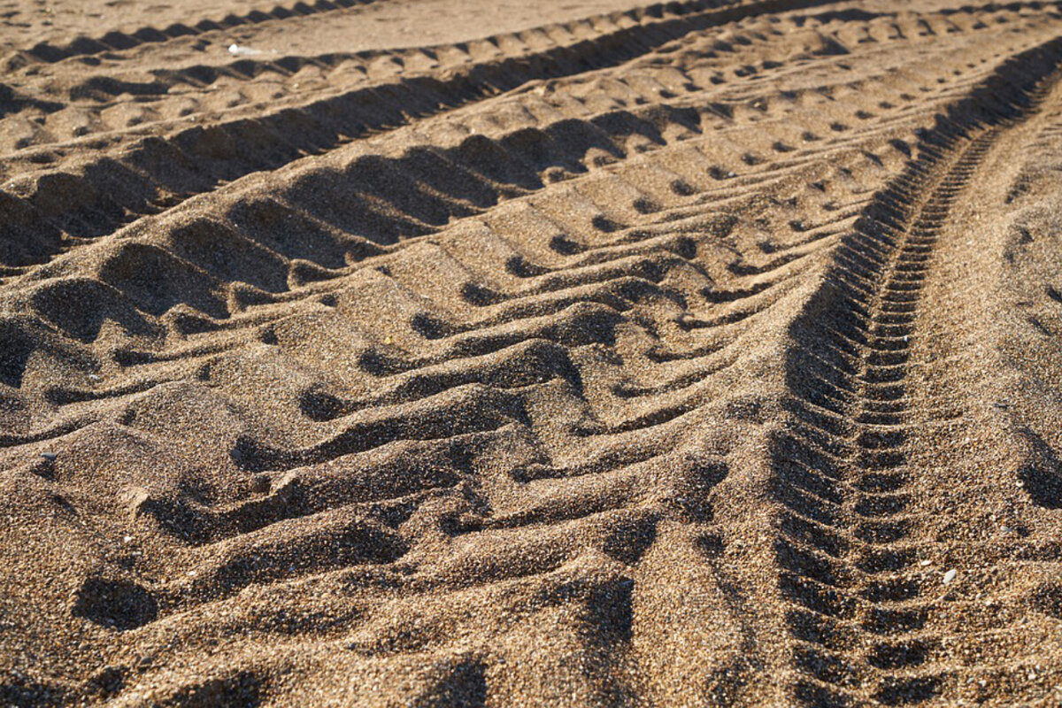 Wheel tracks. Следы шин автомобиля. Следы шин на песке. След от машины. Следы автомобиля на песке.