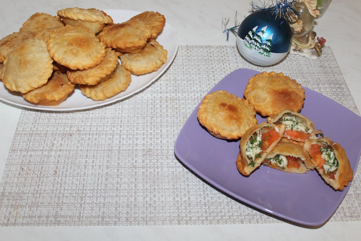 Очень вкусные пирожки с брынзой. Такие пирожки можно приготовить на завтрак или к приходу гостей. Они вкусные как холодные, так и горячие. Пирожки получаются очень сочными и ароматными. А главное все легко и просто.