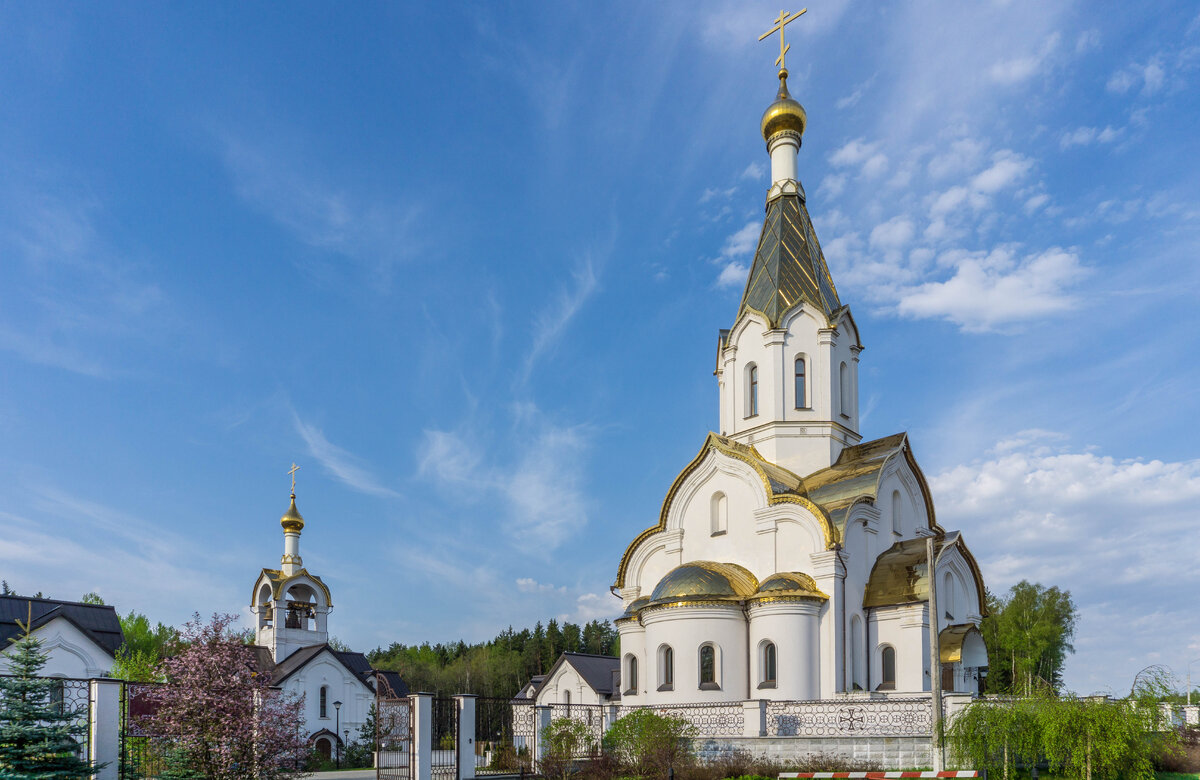   Катынский мемориал расположен примерно в пятнадцати километрах от Смоленска около Витебского шоссе. У поворота к мемориалу стоит современный храм Воскресения Христова. По видимому он поставлен здесь в память о Советских гражданах убитых Сталинским режимом.