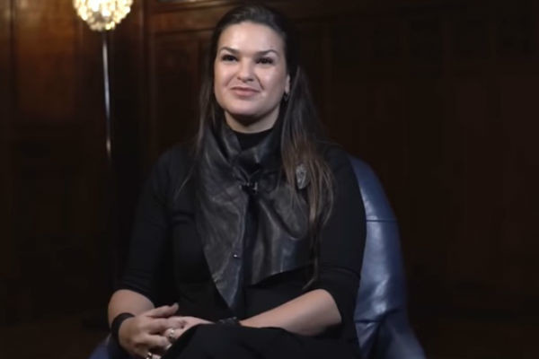 «Ко мне за помощью часто обращаются мужчины. Причем сильные мира сего. Это влиятельные чиновники, звезды шоу-бизнеса, кино. Интересуют их очень простые вещи, очень простые. И редко кого интересует, какой вклад они могут сделать в собственный успех сами. Куда конкретно им нужно посмотреть, чтобы все пошло по-другому? Они приходят, чтобы увидеть результат. Но только порядка 30-ти процентов спрашивают: «что мне сделать, чтобы добиться результата?» — рассказала Виктория.Виктория уверена, что она помогает людям сделать их жизнь лучше // Фото: Кадр из программы