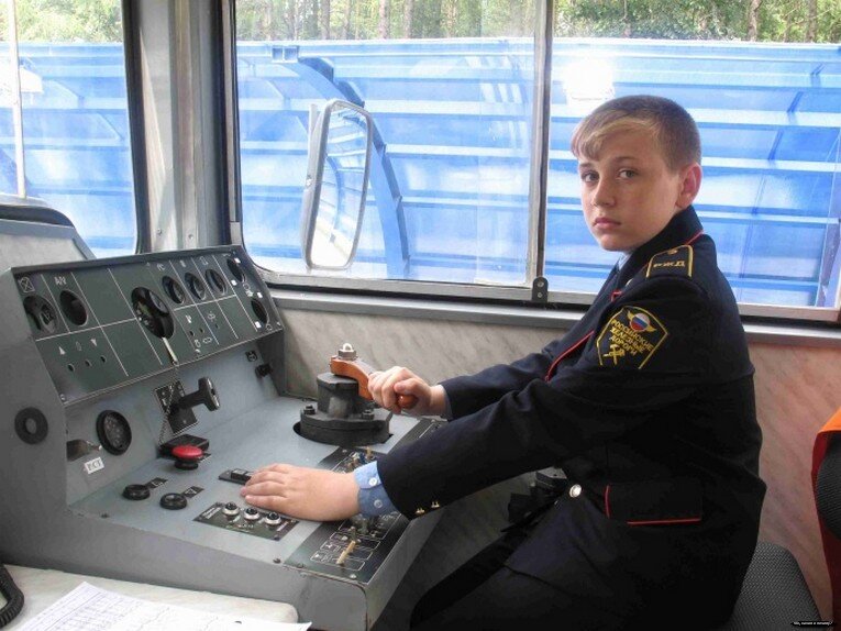 Отучиться на помощника машиниста. Машинист Новомосковск ДЖД. Помощник машиниста электровоза тепловоза. Машинист Локомотива ДЖД. РЖД ДЖД.