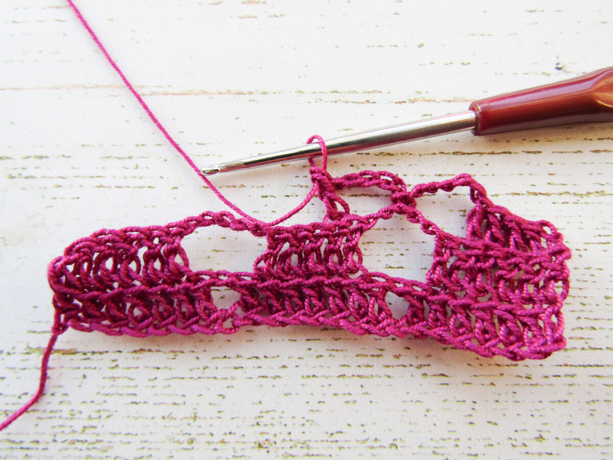 накид крючком для начинающих. столбик с двумя накидами схема. столбик без накида крючком схема. схема вязания полотна столбиками без накида. приемы вязания крючком.