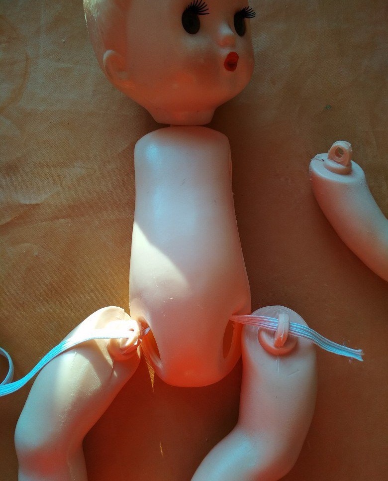 Перетяжка резинки у пластмассовой куклы