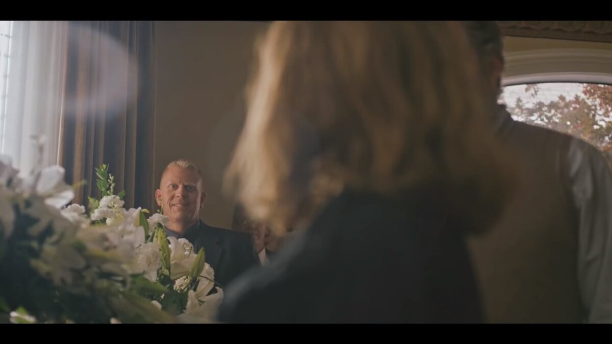 Неизвестный мужчина на похоронах матери семейства. Позже выяснится, что он, как и многие другие посетители похорон, является членом культа, который при жизни возглавляла Эллен.